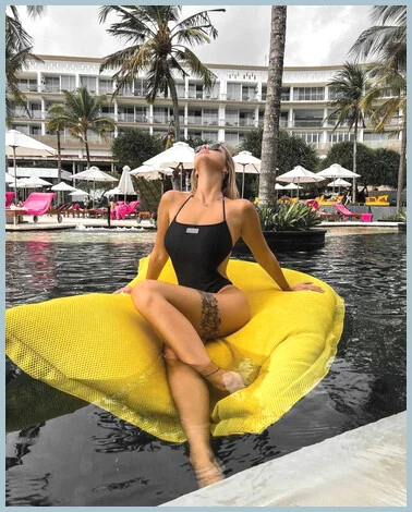 Vicky gallery photo 1