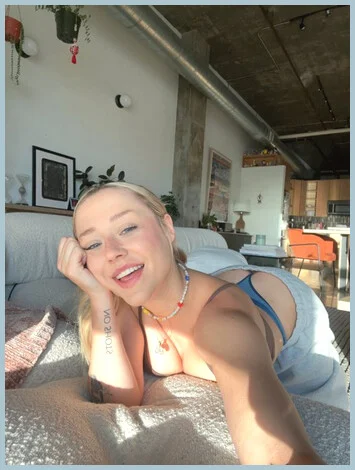 Sara gallery photo 2