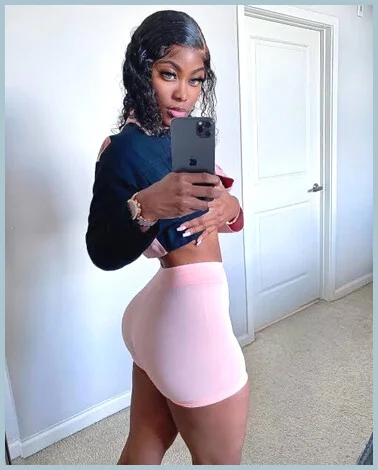 Hannah gallery photo 1