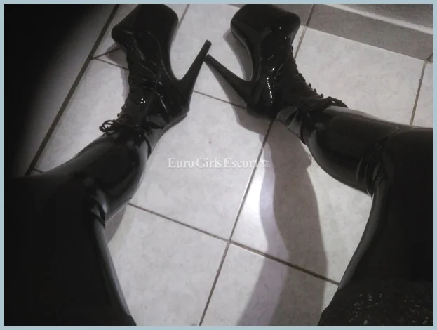 Li Black Martin gallery photo 1