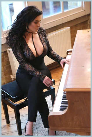 Bruna Satinni Milf gallery photo 2