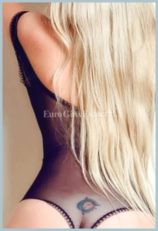 Rennata Blond gallery photo 1