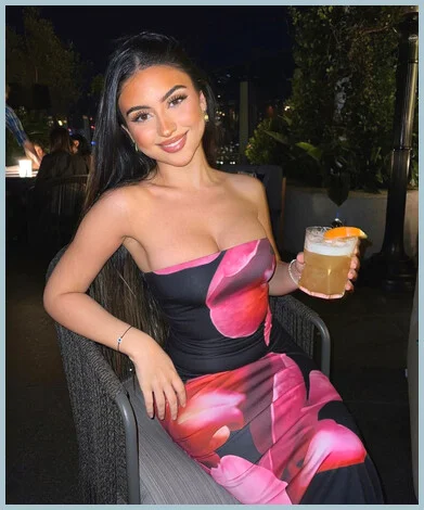 Larissa gallery photo 1