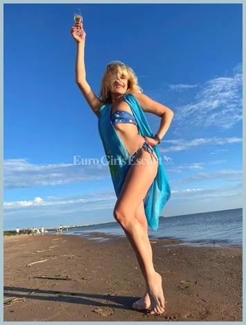 Viki Moon gallery photo 1