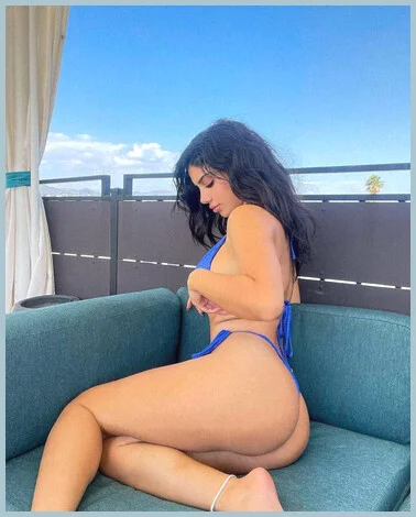 Laura gallery photo 2